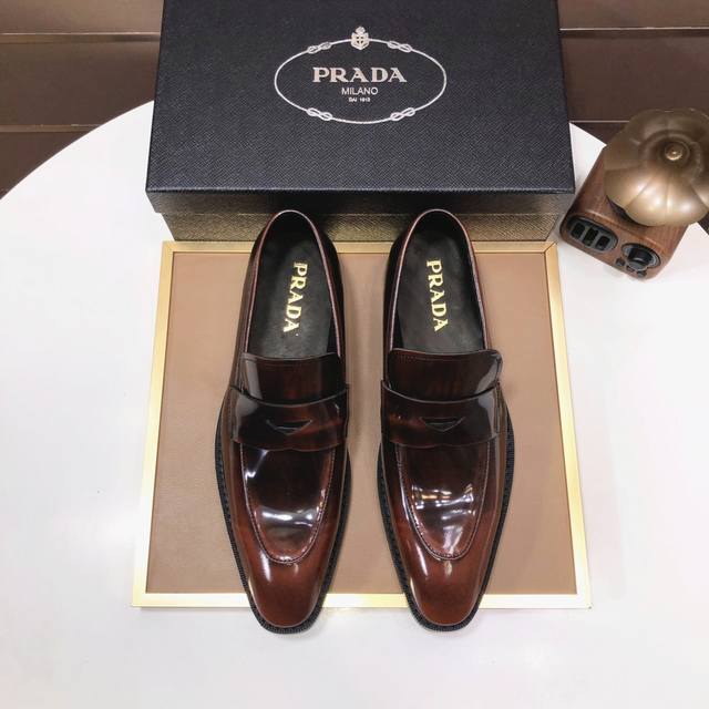 工厂价： 品牌：Prada 普拉达 描述：最新款男士务商休闲男鞋皮鞋，奢华尊贵那是须必的，全部采进用口原版牛皮，只为打造更为舒的适穿着体验，牛皮鞋面进水口染全牛